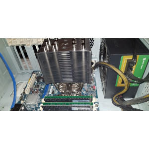 Cooler stoc Intel vs cooler nou, comparatie in timpul instalarii.