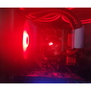 sistem de răcire pe apă Navis RGB 120 în funcțiune