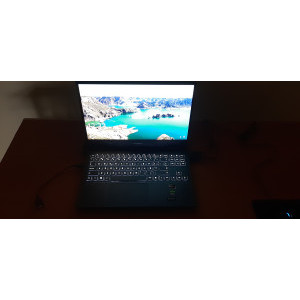 tastatura iluminata, poza facuta ziua cu becul inchis dar camera e foarte intunecoasa + innorat...