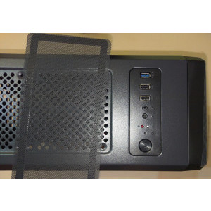 Partea de sus a carcasei in care se vede butonul mic de reset si filtrul de aer detasabil