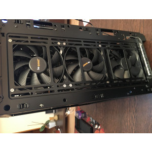 Carcasa vine doar cu ventilatorul din partea de jos.