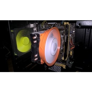 Fluxul de aer al ventilatorului trece de radiator, ajungand la ventilatorul coolink 