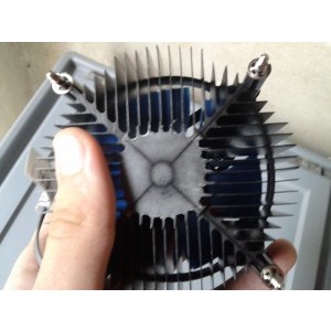 Partea care se pune pe procesor, este foarte simpla... doar aluminiiu.