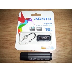 Dimensiuni foarte mici in comparatie cu un ADATA S102.
