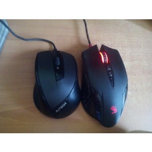 Mousul din dreapta e A4tech bloody v5 , poza e pentru a vedea diferenta de marime.