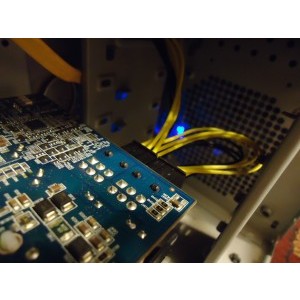 Sursa Zalman LE Series 400W alimentand o placa video Sapphire Ati Radeon 4870 512mb prin cei doi...