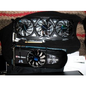 Poza comparatica cu un Sapphire HD 5850 , o placa destul de lunga. Vedere FATA