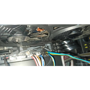 Aici se vad cablurile SATA cat sunt de aproape de ventilator. Din cauza carcasei, nici nu pot...