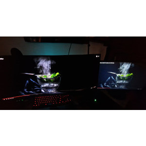 Monitorul din dreapta este un ViewSonic VA2719-2K-SMHD 27 inch QHD, deci nu  cel mai slab IPS de...