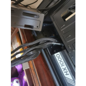Aici am dat jos partea metalica unde sta hdd/ssd-ul ca sa incapa sursa.