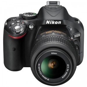 Nikon D5200 negru + obiectiv AF-S DX Nikkor 18-55mm f/3.5-5.6G VR