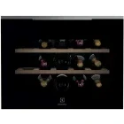 Frigider Electrolux Vitrina vinuri incorporabila KBW6X, 49 L, 15 sticle, Clasa F, Single-Zone Pro, Control electronic, 44 cm, Negru